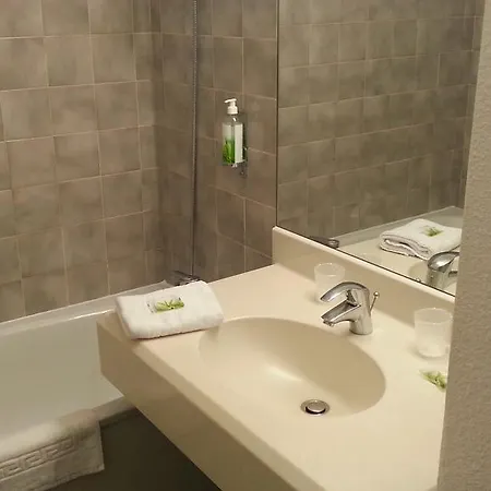 فندق Espace Leonard De Vinci ليسيس