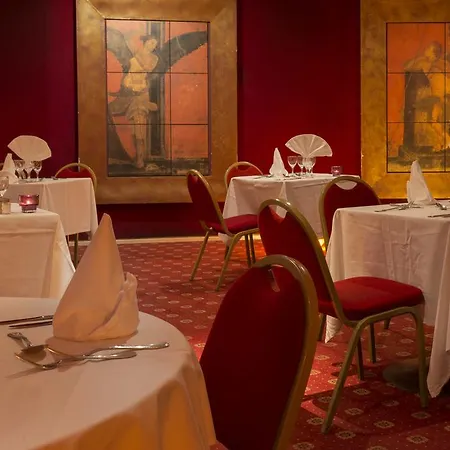 מלון Espace Leonard De Vinci 3*
